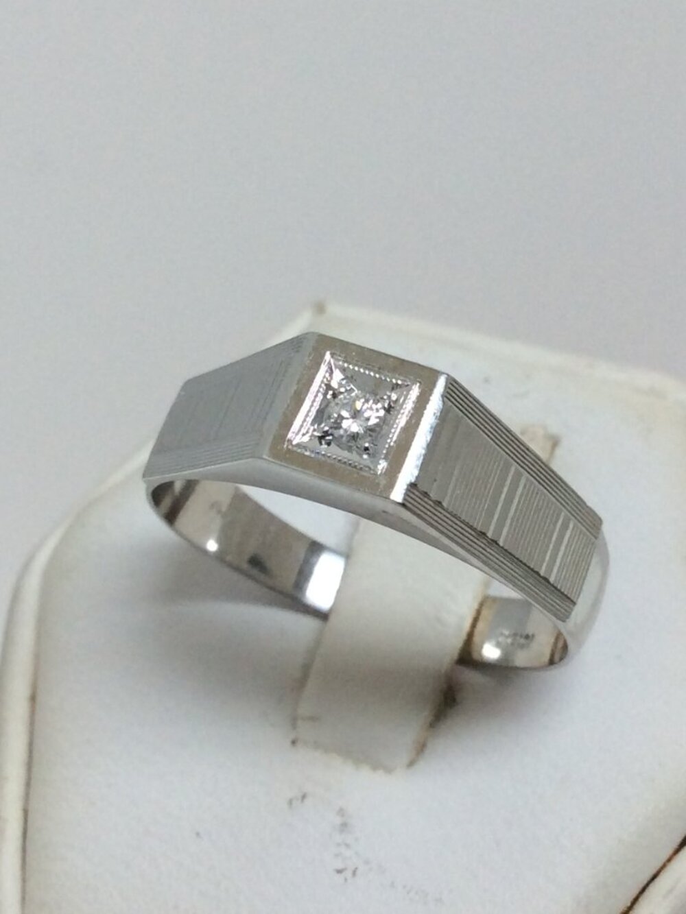 18k white Real Gold Man Diamond  Solitaire Ring 4.10gr  size 9  .05ct